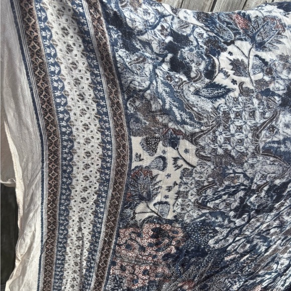 💝7 for $21 / Blue and Cream Floral Cover Up with Flare Sleeves - Picture 3 of 16